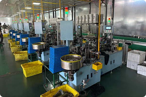 Máquinas automatizadas para ensamblar componentes en la fábrica HIPAD