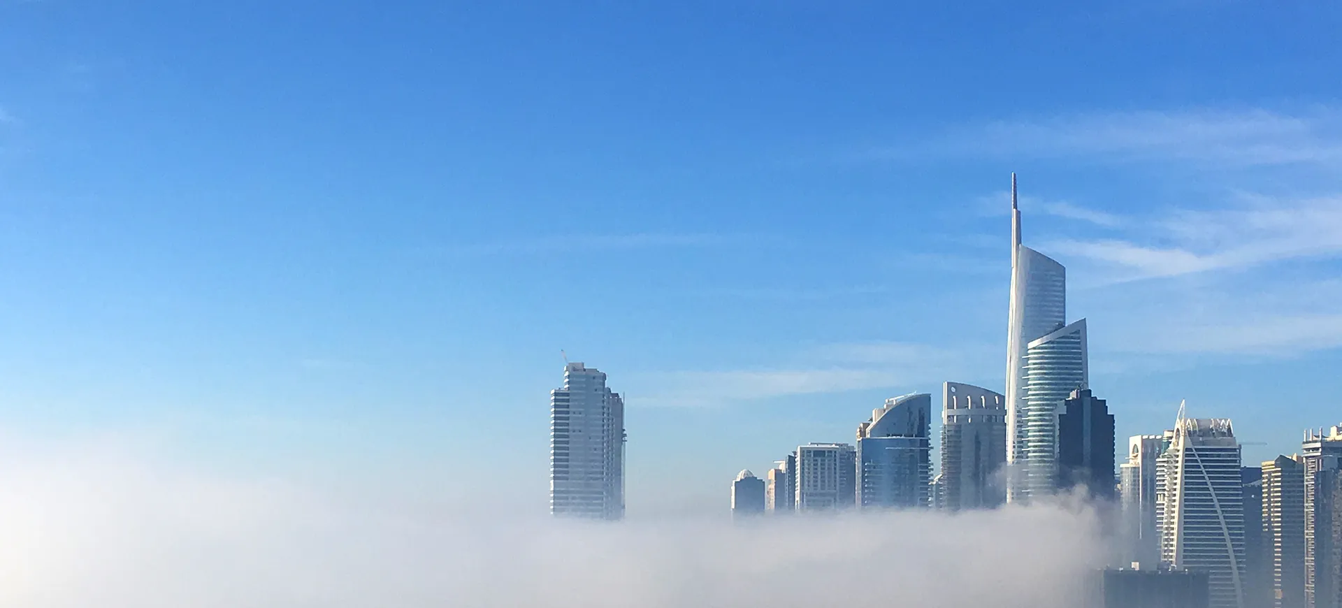 Horizonte de una ciudad moderna sobre nubes bajas