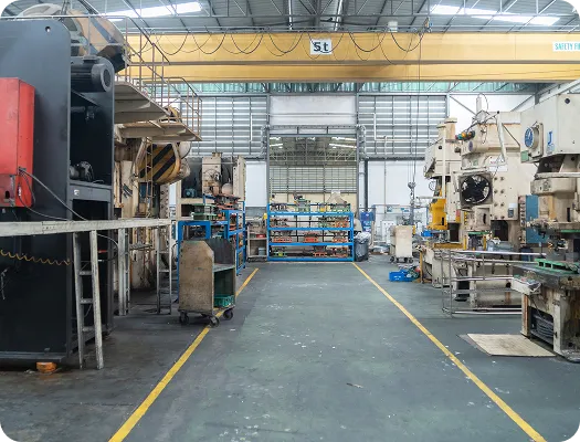 Equipos de estampación de metal en la fábrica de herrajes HIPAD