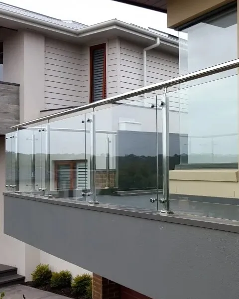 Postes para barandillas de balcón