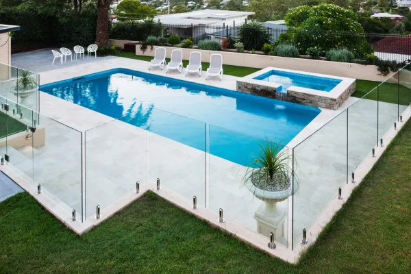 Proyecto de una cerca de vidrio sin marcos para piscina en Bali: diseño, seguridad y soluciones de herrajes