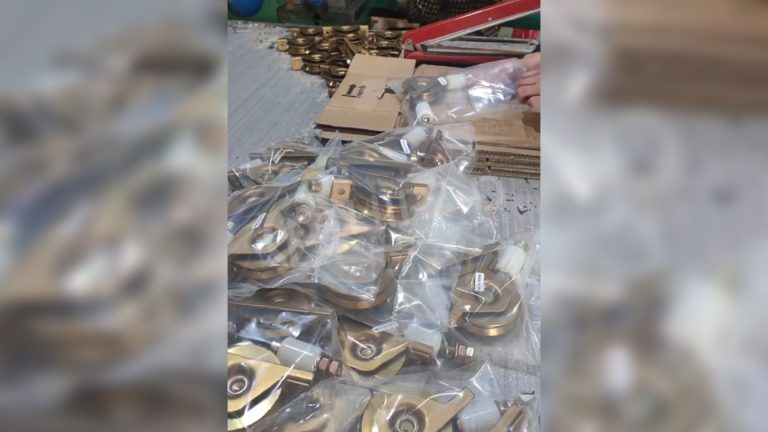  Los rodillos metálicos de alta resistencia se ensamblan y empaquetan en el taller de HIPAD. 